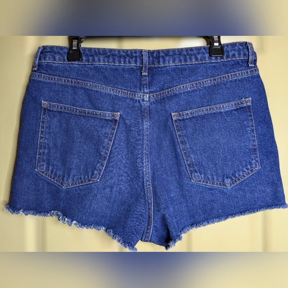 NWOT Forever 21 • US 30 (10-12) • High-Waist Rough Cut Denim Shorts - Picture 2 of 4